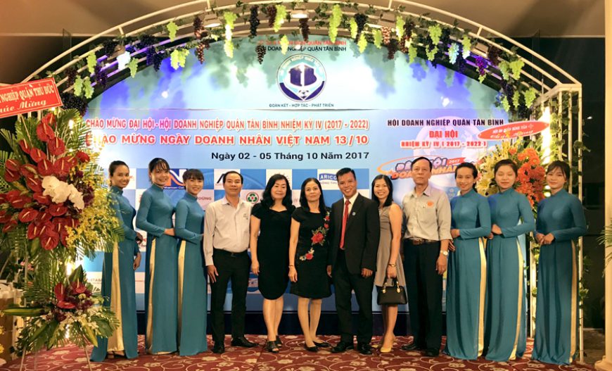 Luật sư Đoàn Tiến Hưng nhận bằng khen của UBND TP.HCM nhân ngày Doanh nhân Việt Nam 13/10