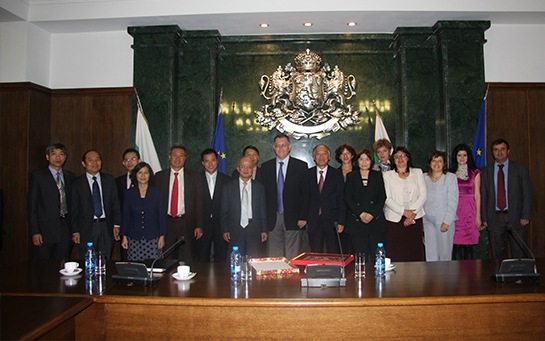 Tiến sĩ Nguyễn Đức Chính - Nguyên Thứ trưởng Bộ tư pháp và LS Đoàn Tiến Hưng trong một lần ghé thăm Bộ Tư Pháp Bungary tại Thủ Đô Xôphia