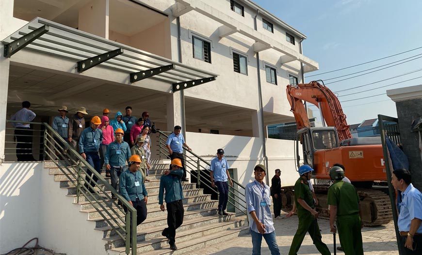 Tòa án đang giải quyết tranh chấp hợp đồng thuê nhà kho, chính quyền địa phương được quyền tháo dỡ công trình hay không?