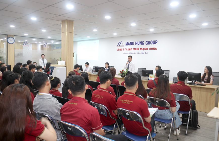 Sinh viên chuyên ngành luật kiến tập tại Manh Hung Group